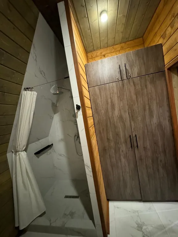 Коттедж в живописной части города с баней, мангалом и беседками