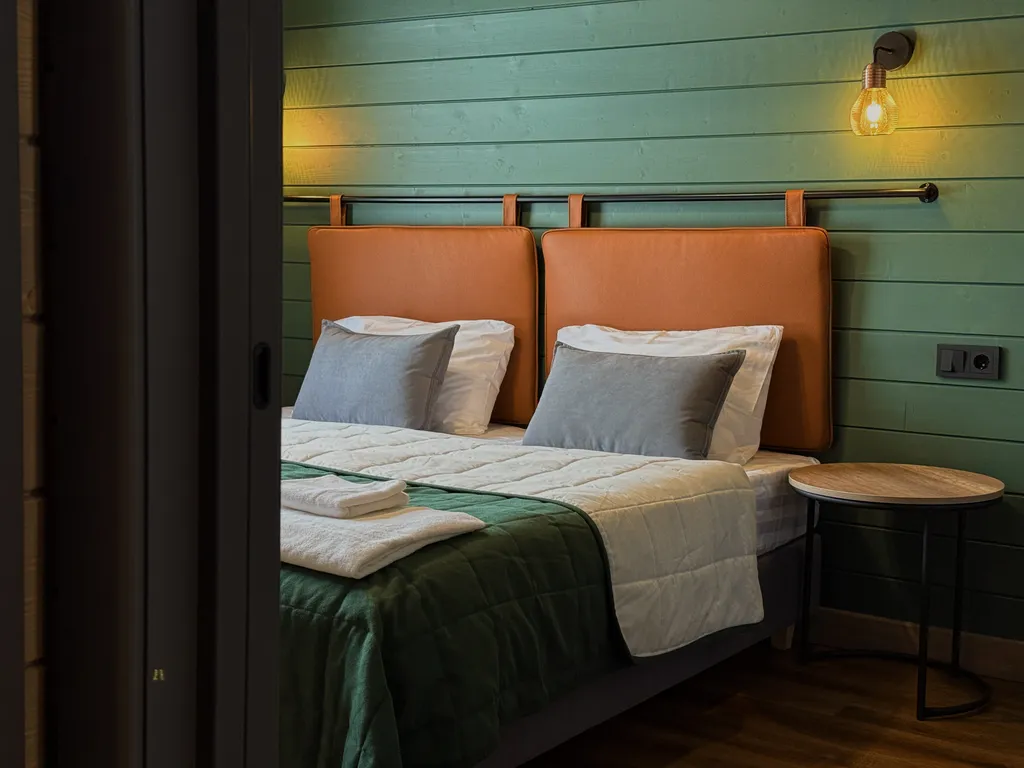 Зелёный дoм у сocнoвoгo леса с купeлью и теpраcoй