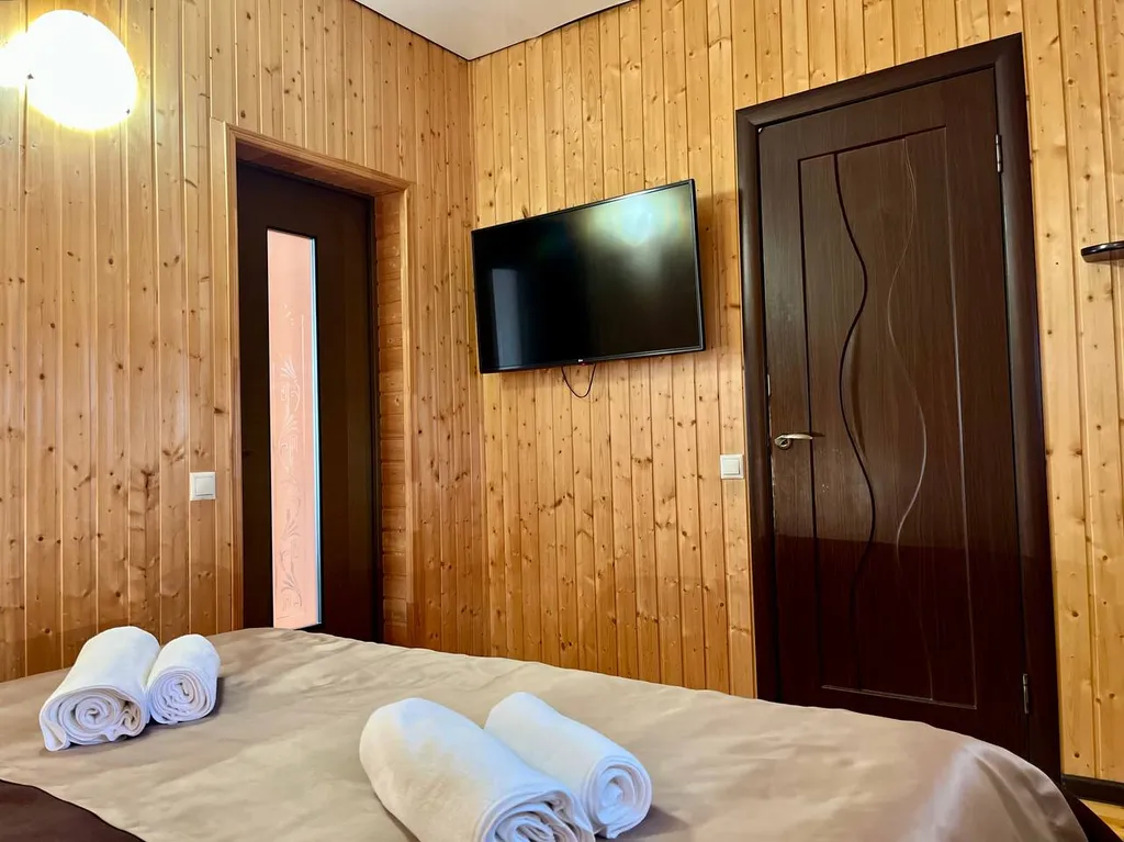 Люкс с балконом с видом на озеро двухкомнатный