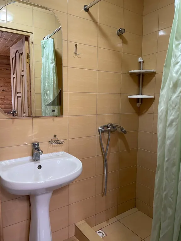 Двухэтажный дом в частном секторе