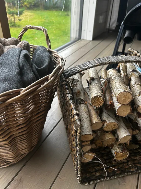 Атмосферный дом с камином около леса