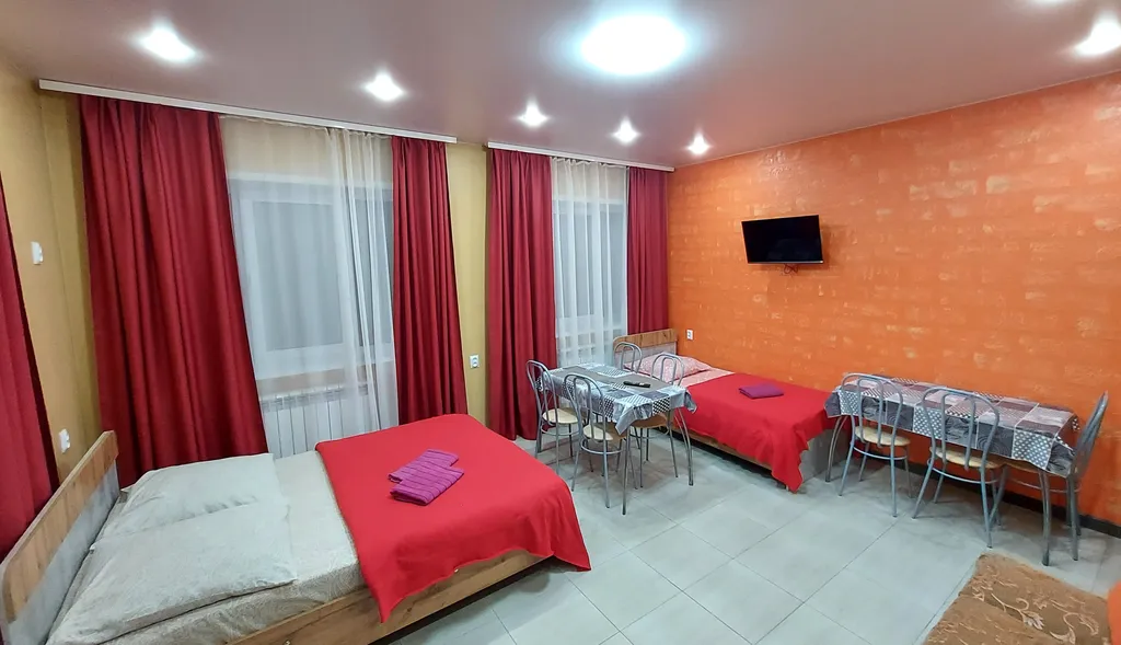 Новейшая вместительная двушка с отдельным входом в коттедже