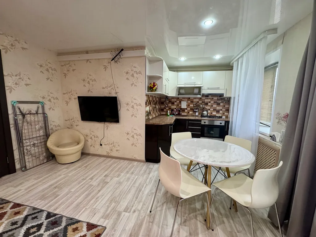 Двухкомнатная студия с красным диваном в центре города