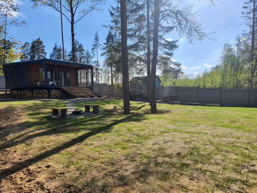 Атмосферный домик рядом с озером и лесом