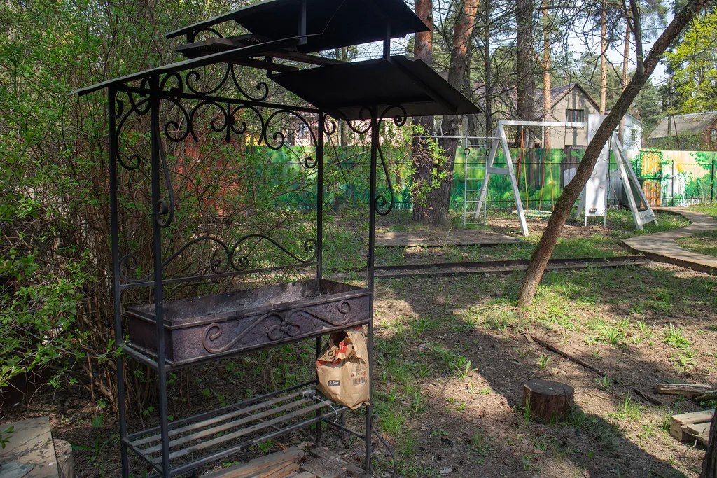 Дом в соснах