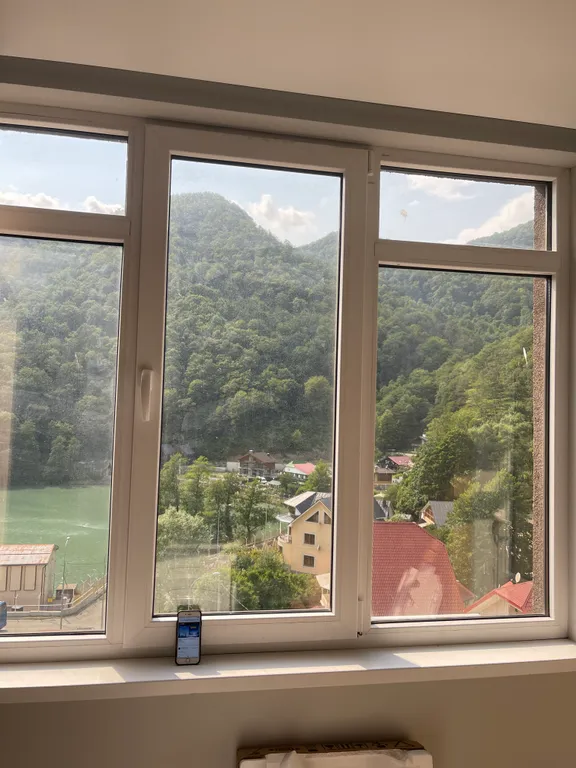 Шикарный вид на озеро и горы