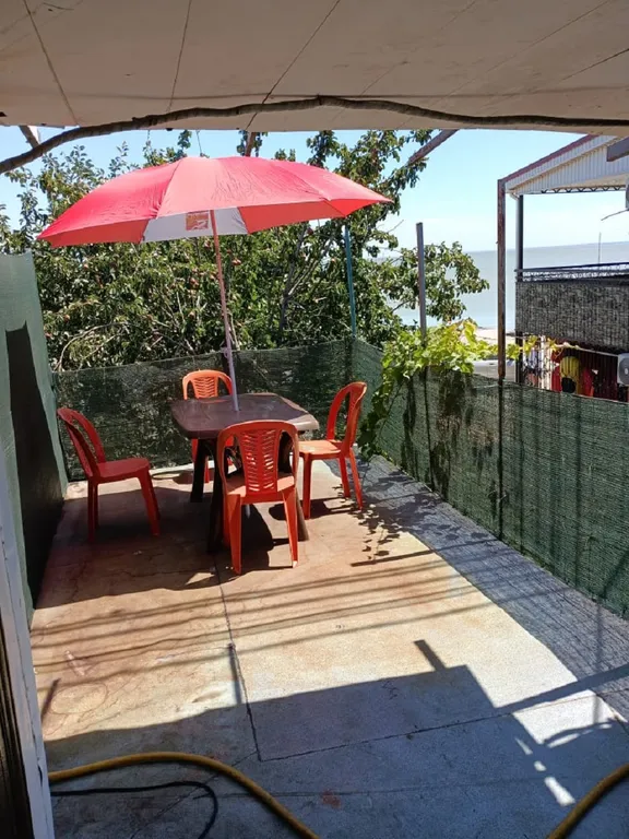 Двухкомнатный номер с балконом и видом на море в 20 метрах от него