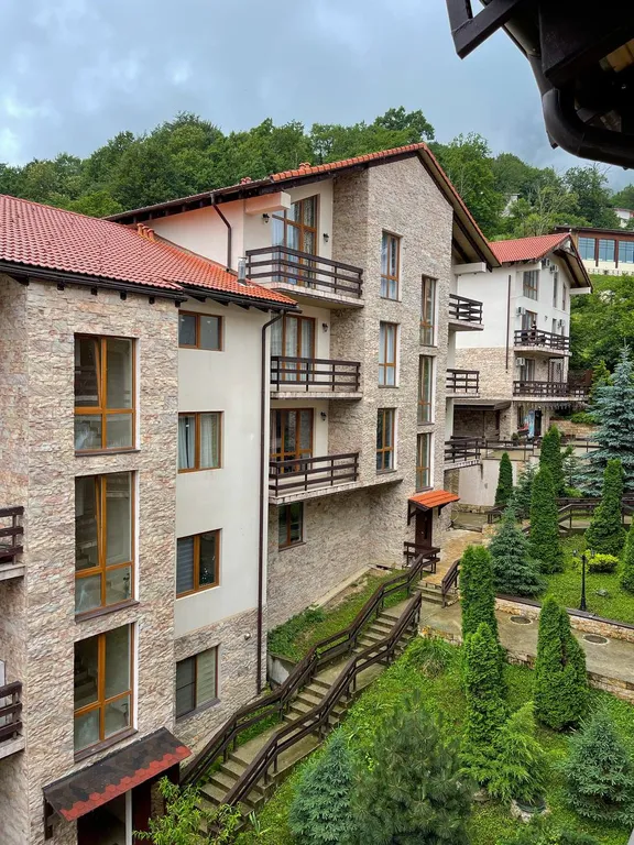 Уютная двухуровневая квартира с камином