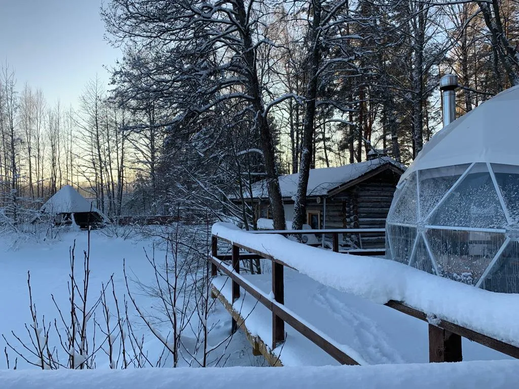 Чудесное место у озера с камином и русской баней