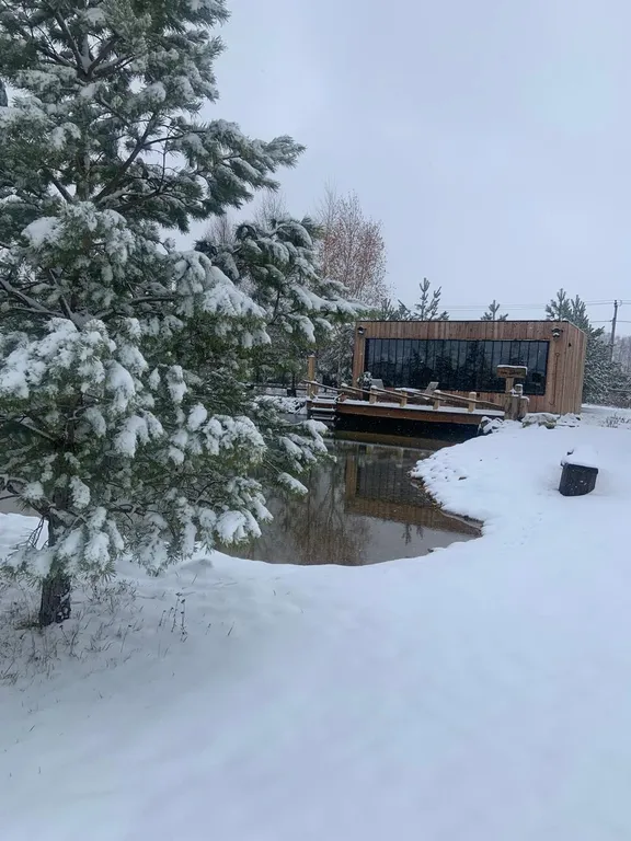 Дом у пруда с пляжем