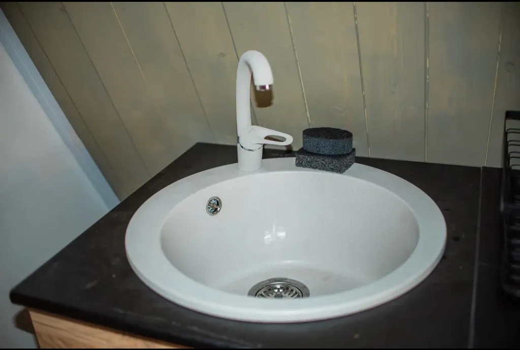 Новый двухэтажный дом в заповедной лесной зоне