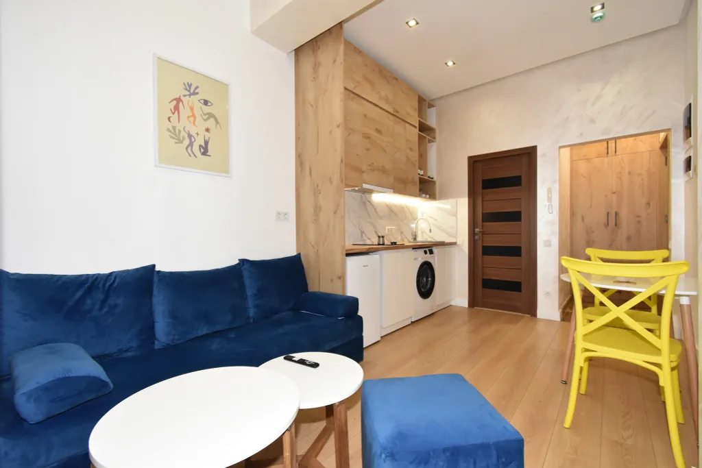 Royal blue бархатная студия в центре