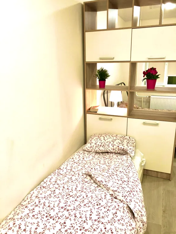 Милая студия для троих. Две кровати