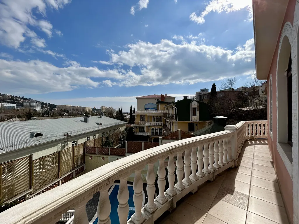 Вилла с бассейном и сауной в центре Ялты