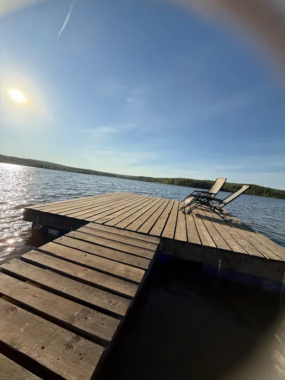Новый дом в стиле барн Хаус на берегу реки