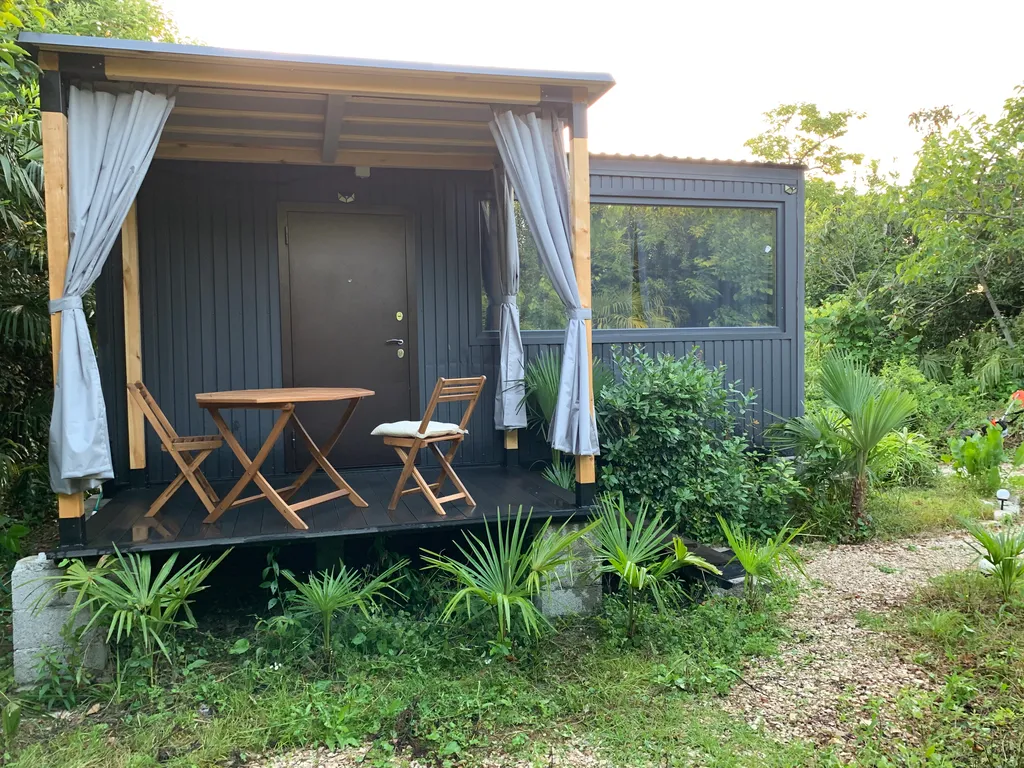 Домик-студия окруженная зеленью рядом с морем