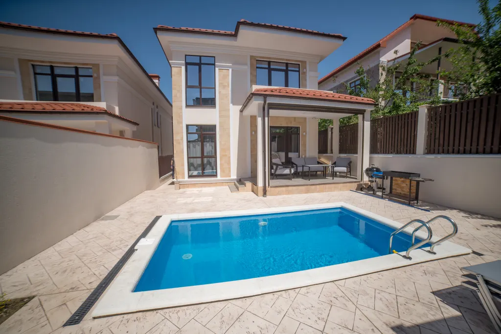 Роскошный дом с бассейном и сауной