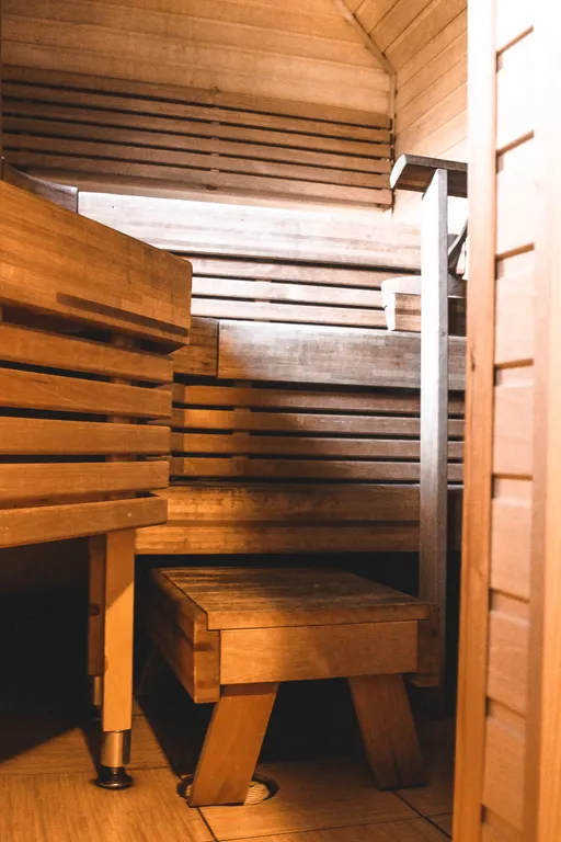 Дом у озера из натурального дерева