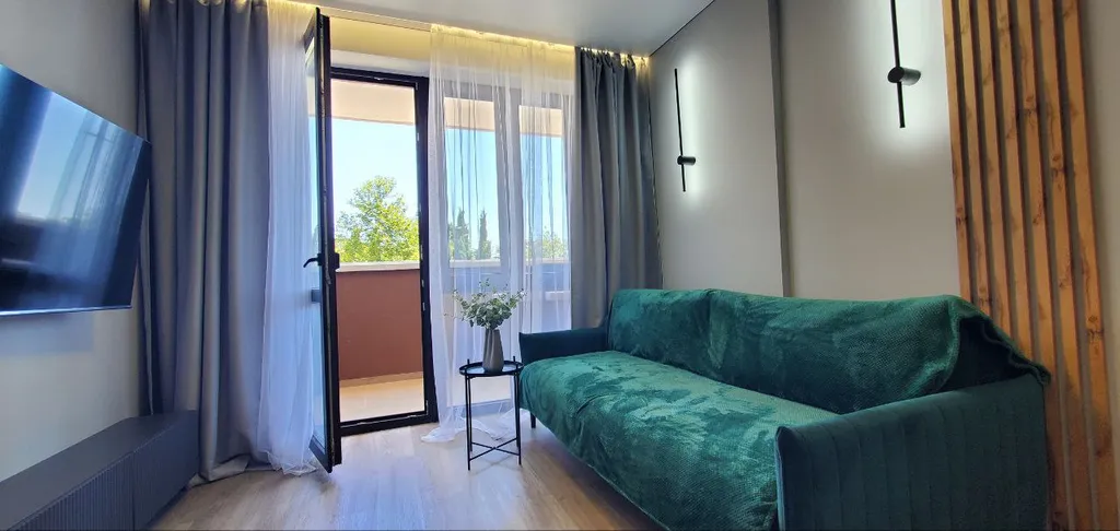 Современные апартаменты в живописном месте Ялты с видом на море