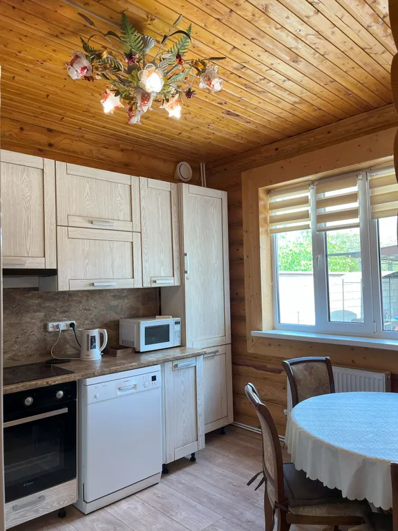 Уютный деревянный дом с видом на горы