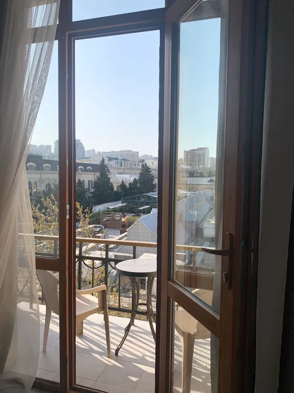 Студия с балконом в центре Баку
