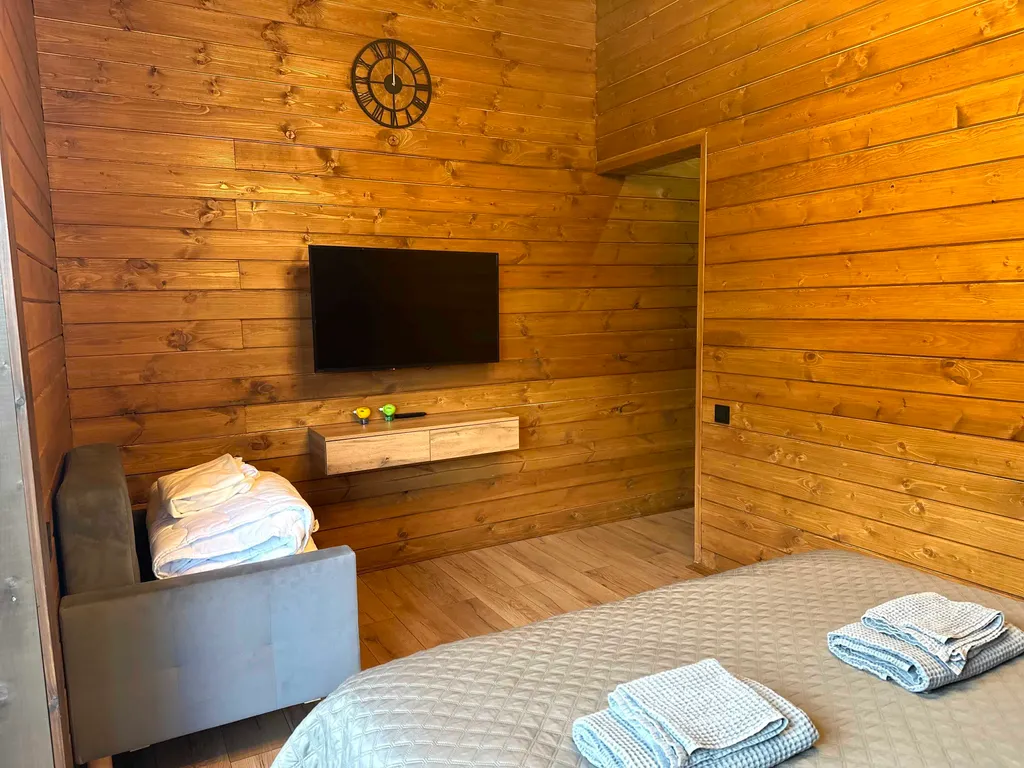 Номер в доме на речке