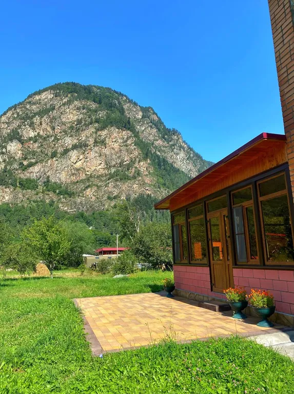 Веранда в окружении величественных гор