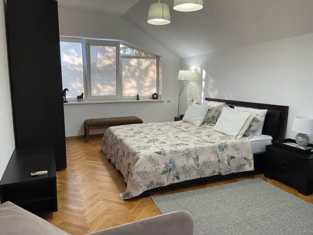 Дом и море через дорогу