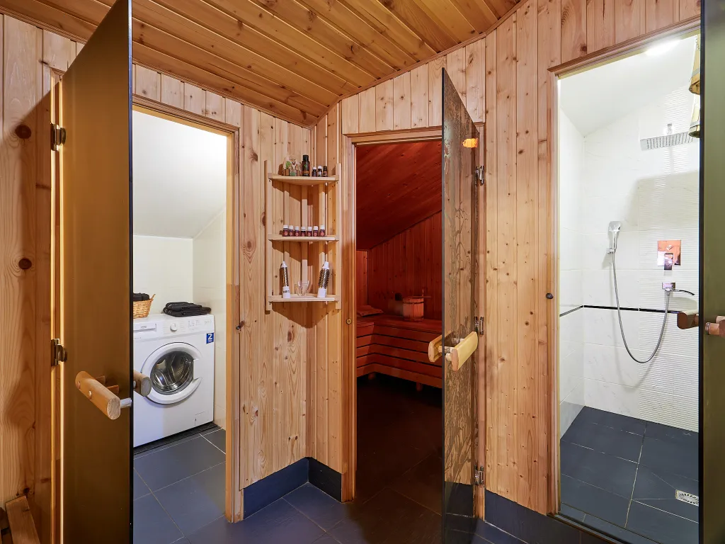 Домик с сауной и беседкой