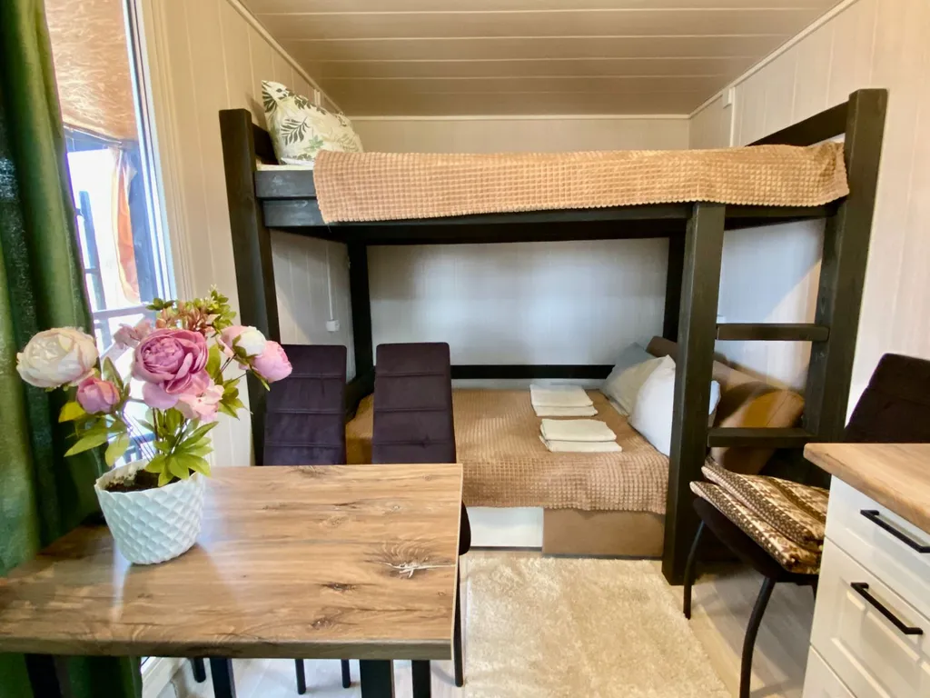 Домик у озера