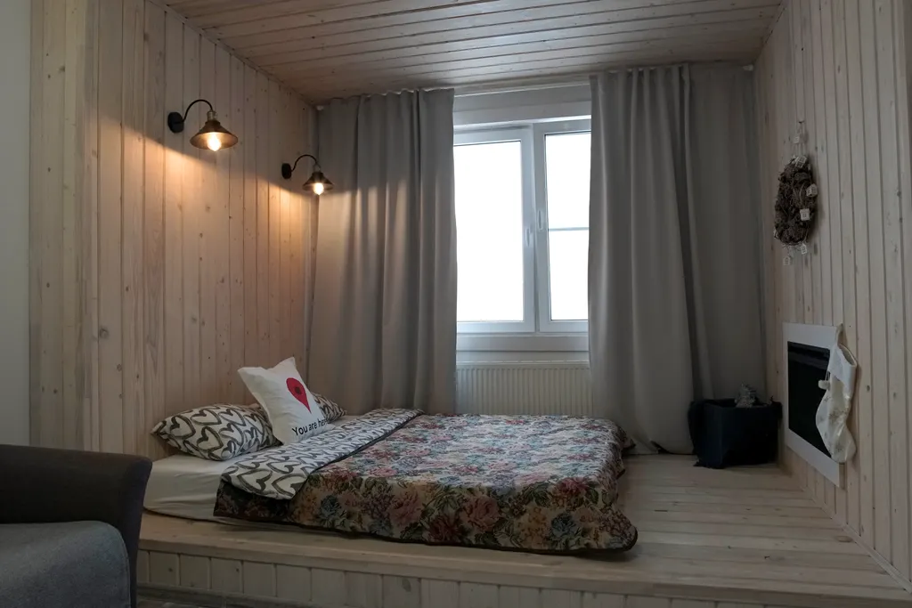 Белая квартира с камином