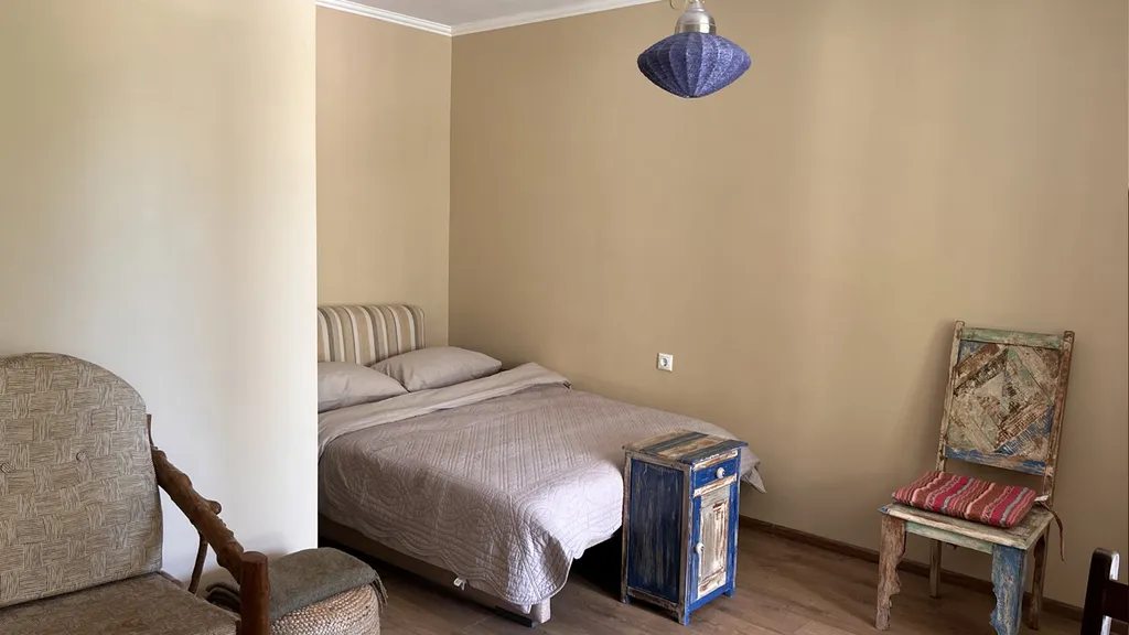 Дом с уютной верандой, выходящей в сад