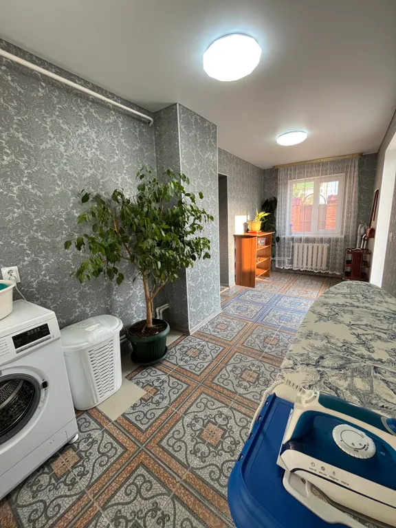 Двухэтажный дом с бассейном