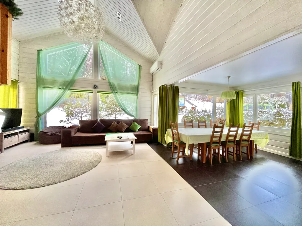 Коттедж с 6 спальнями, сауной и камином