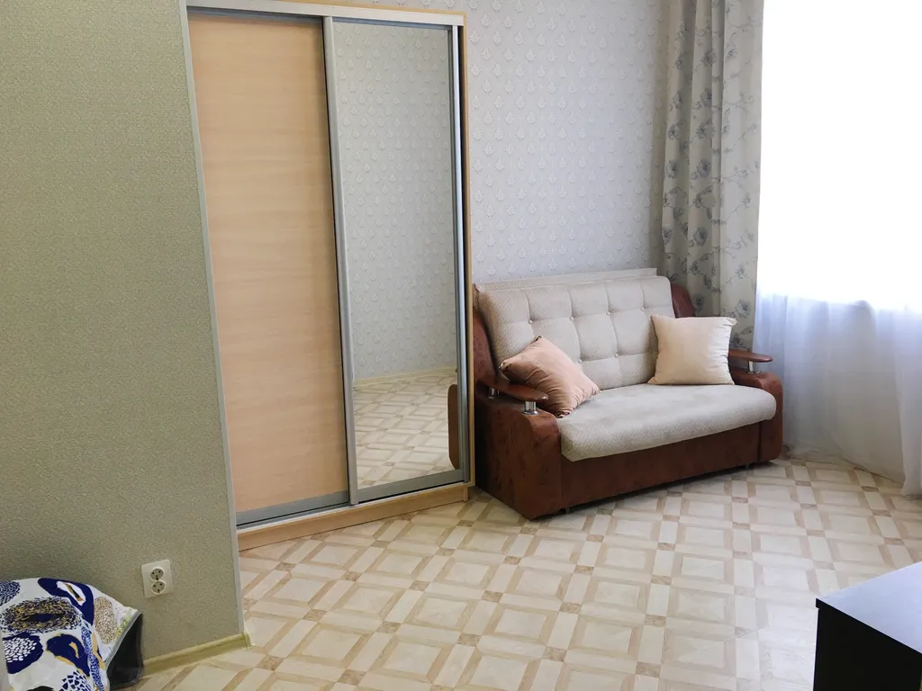 Четырехместная однокомнатная квартира с балконом в центре