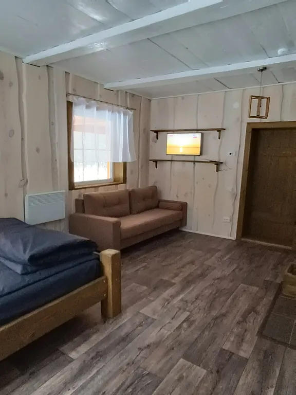 Дом в лесу у ручья