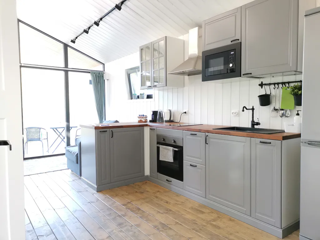 Современный уютный домик с камином на берегу реки Оки