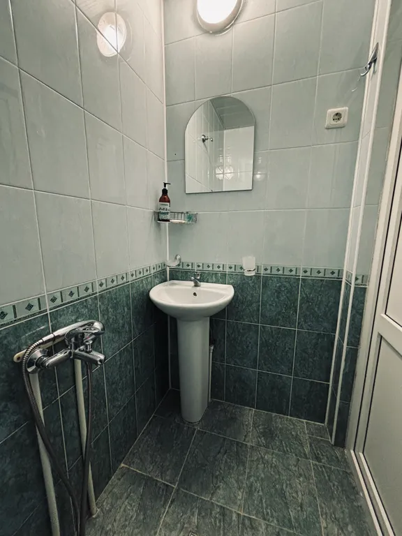 Двухместный деревянный , мансардный номер с не большой кроватью