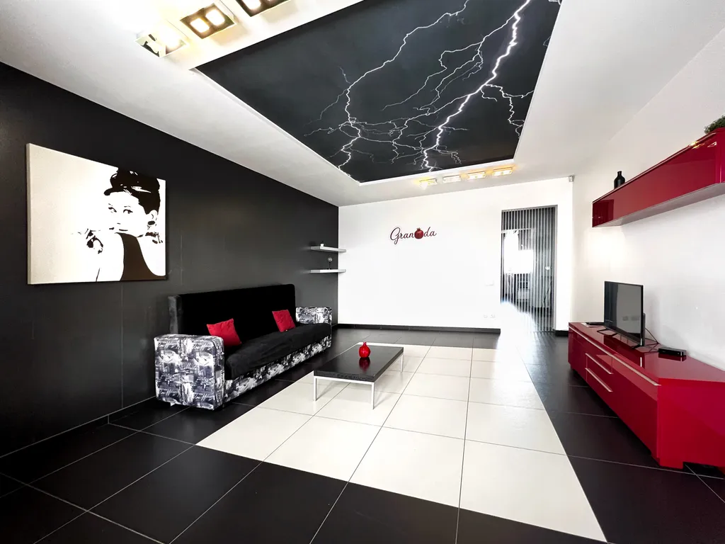 Стильная двухкомнатная квартира с разделенными комнатами в районе ГГМ — аренда посуточно в Нижний Тагил