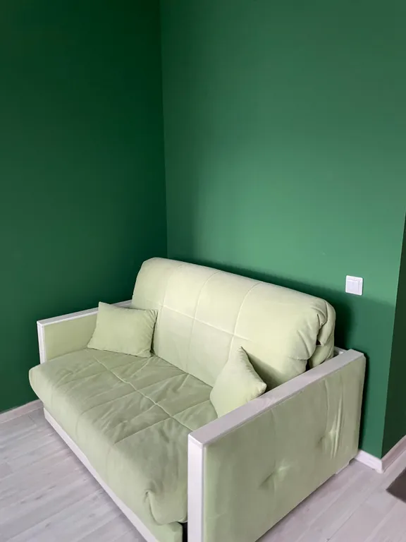 Шикарная студия с выходом на собственную крышу с садовой мебелью