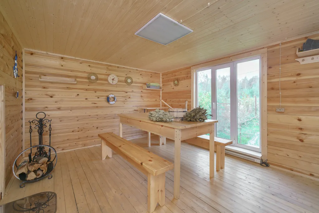 Новый загородный дом у реки с баней и бассейном