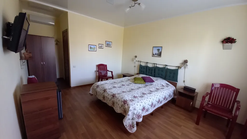 Уютная комната спальня для 2х гостей