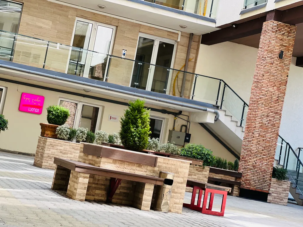 Уютно и стильно в центре города, близко к старому Тбилиси