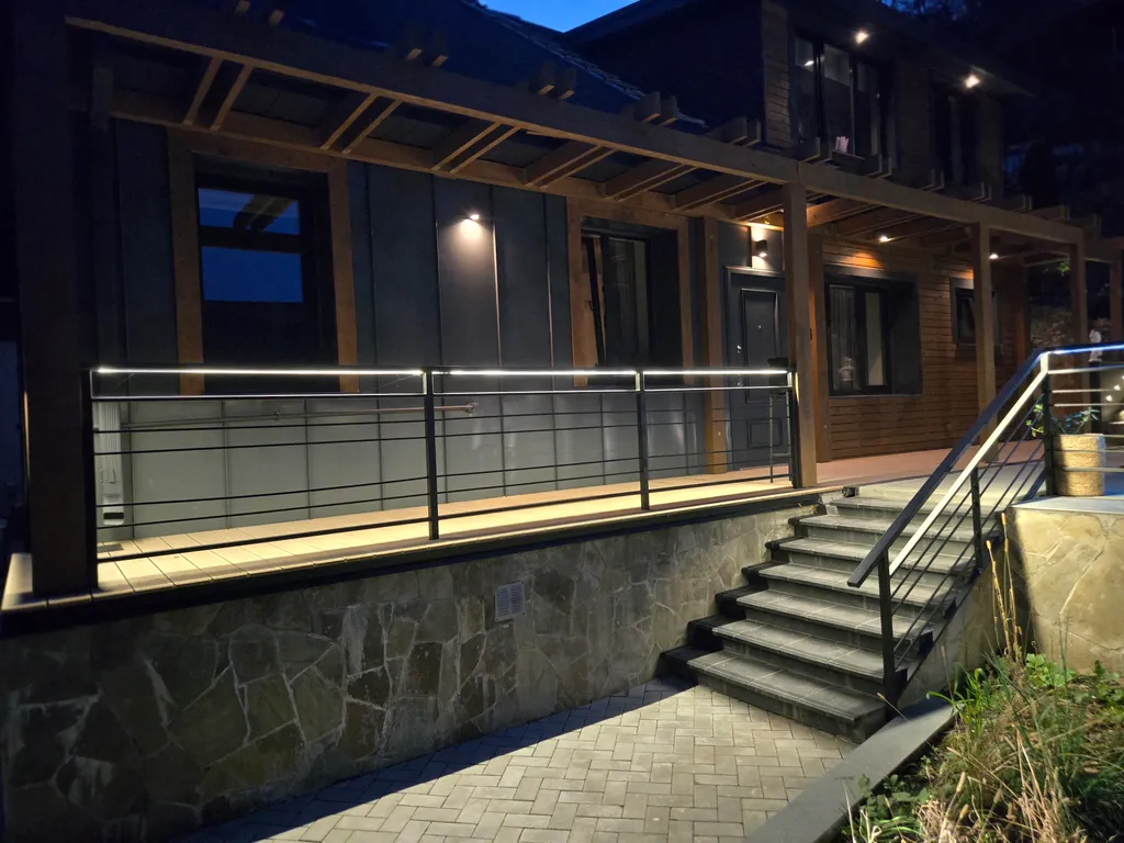 Дом в Кисловодске с авторскими интерьерами на стыке курорта и природы