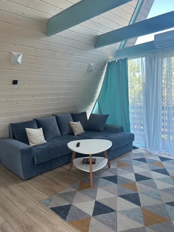 Дом-шалаш на берегу озера