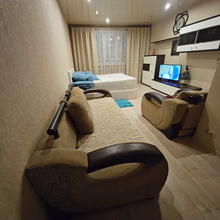 Большая квартира с лоджией в центре города