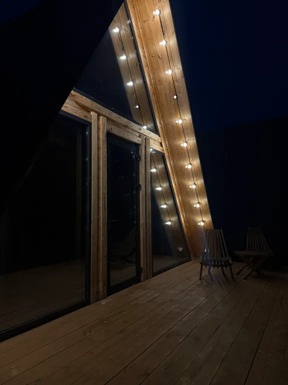 Треугольный дом на берегу реки