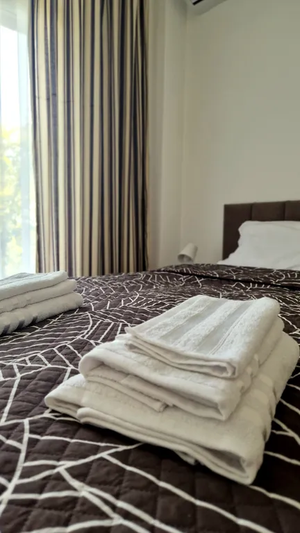 Уютная комната в доме в лесу