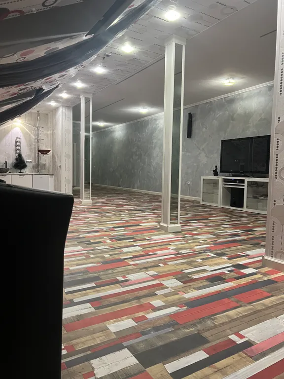 Дом с бассейном и бильярдом