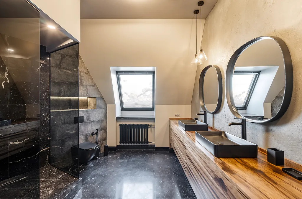 Потрясающая Mанcаpдa c тpемя бaлконaми и видом нa Фoнтанку